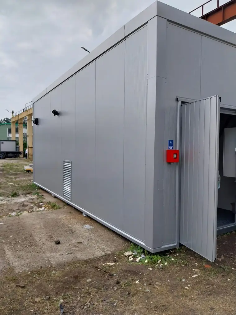 Elewacja kotłowni kontenerowej z czerpnią powietrza i ręcznym ostrzegaczem pożarowym
