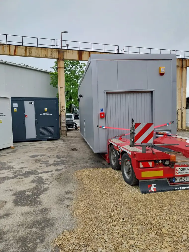 Kotłownia kontenerowa na naczepie niskopodwoziowej podczas transportu na teren zakładu
