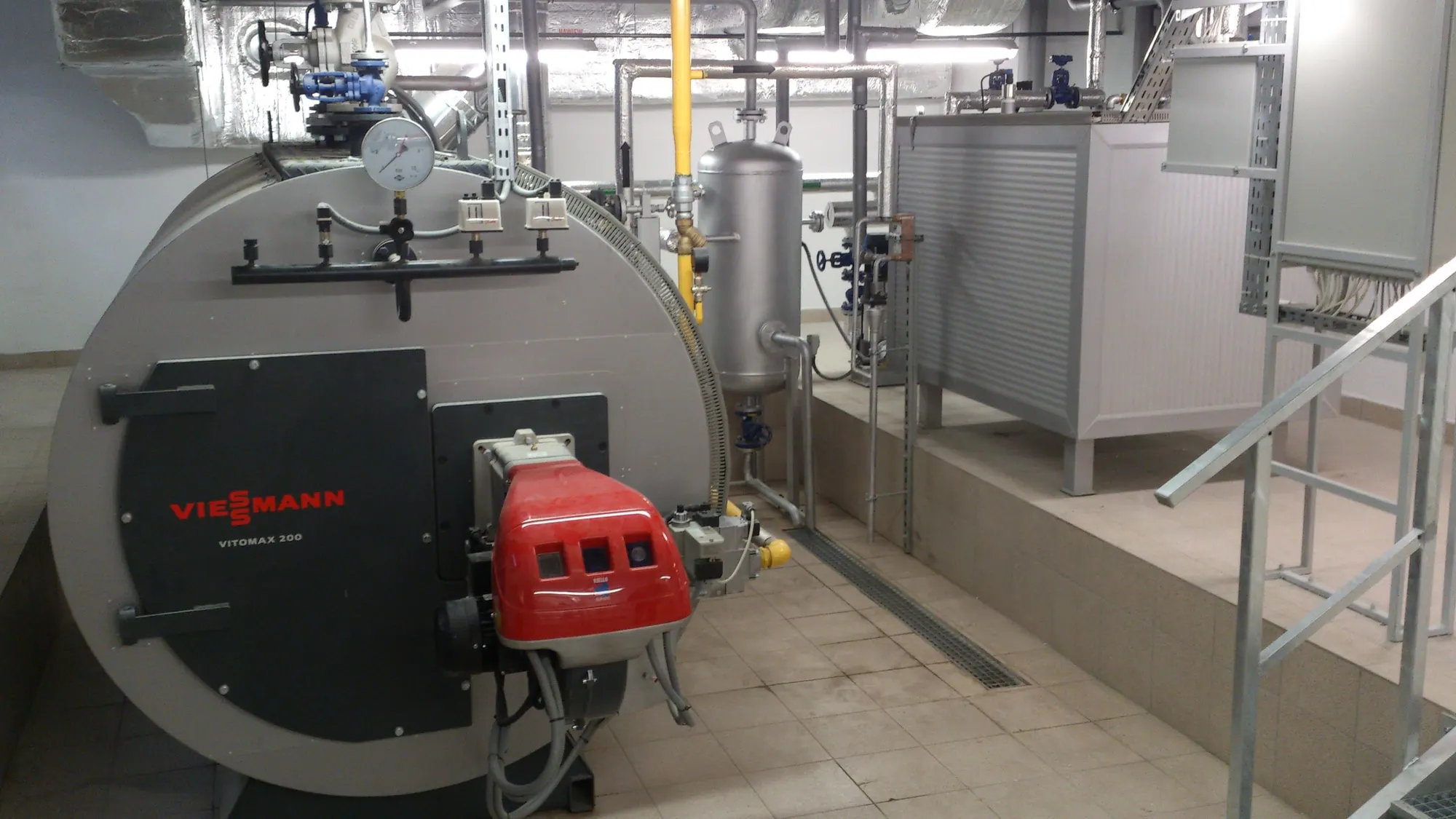 Kocioł Viessmann Vitomax 200 z palnikiem gazowym Riello, instalacją gazową i układem uzdatniania wody