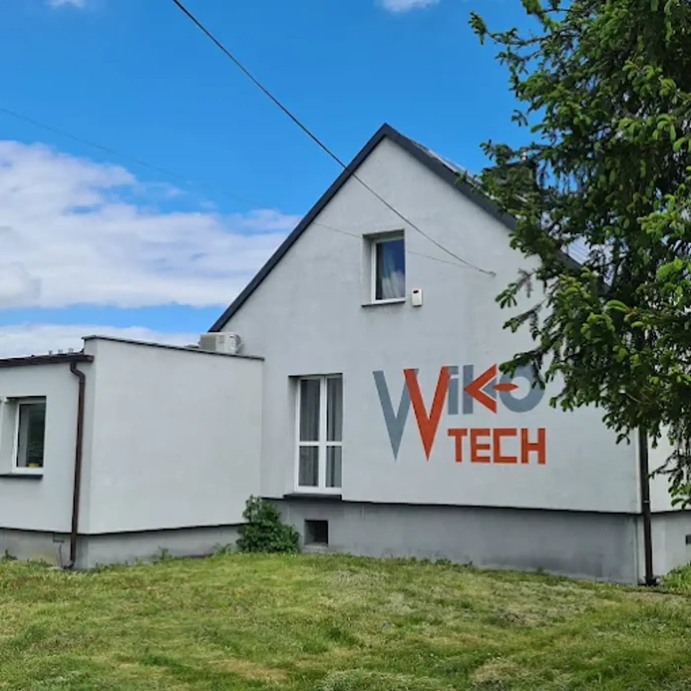 Budynek siedziby Wikotech w Gliwicach z logo firmy na elewacji